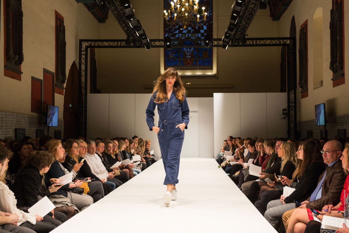 Éclairage de catwalk pour un défilé de mode avec mise en valeur des collections