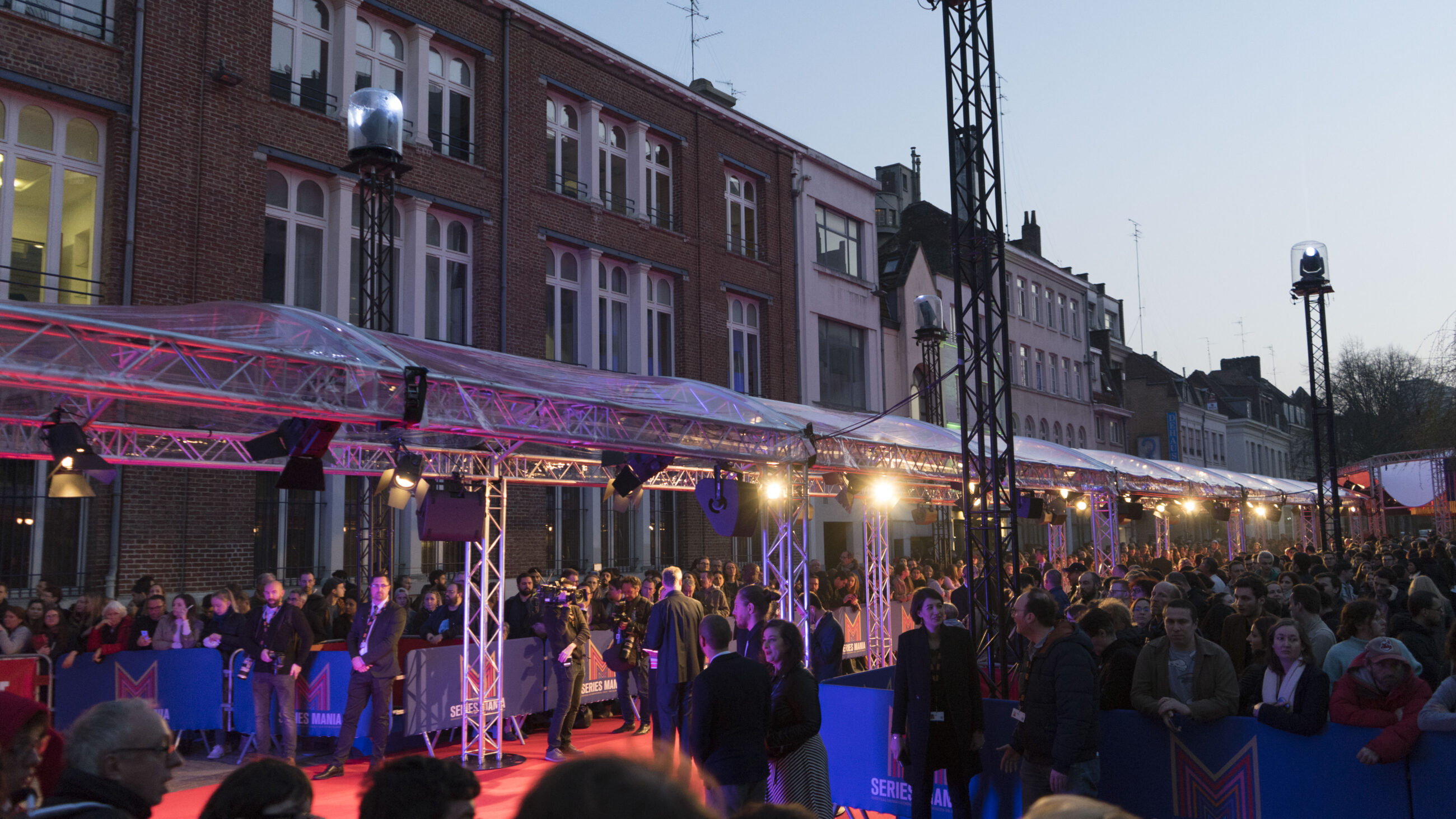 Tunnel roof événementiel pour festival Séries Mania