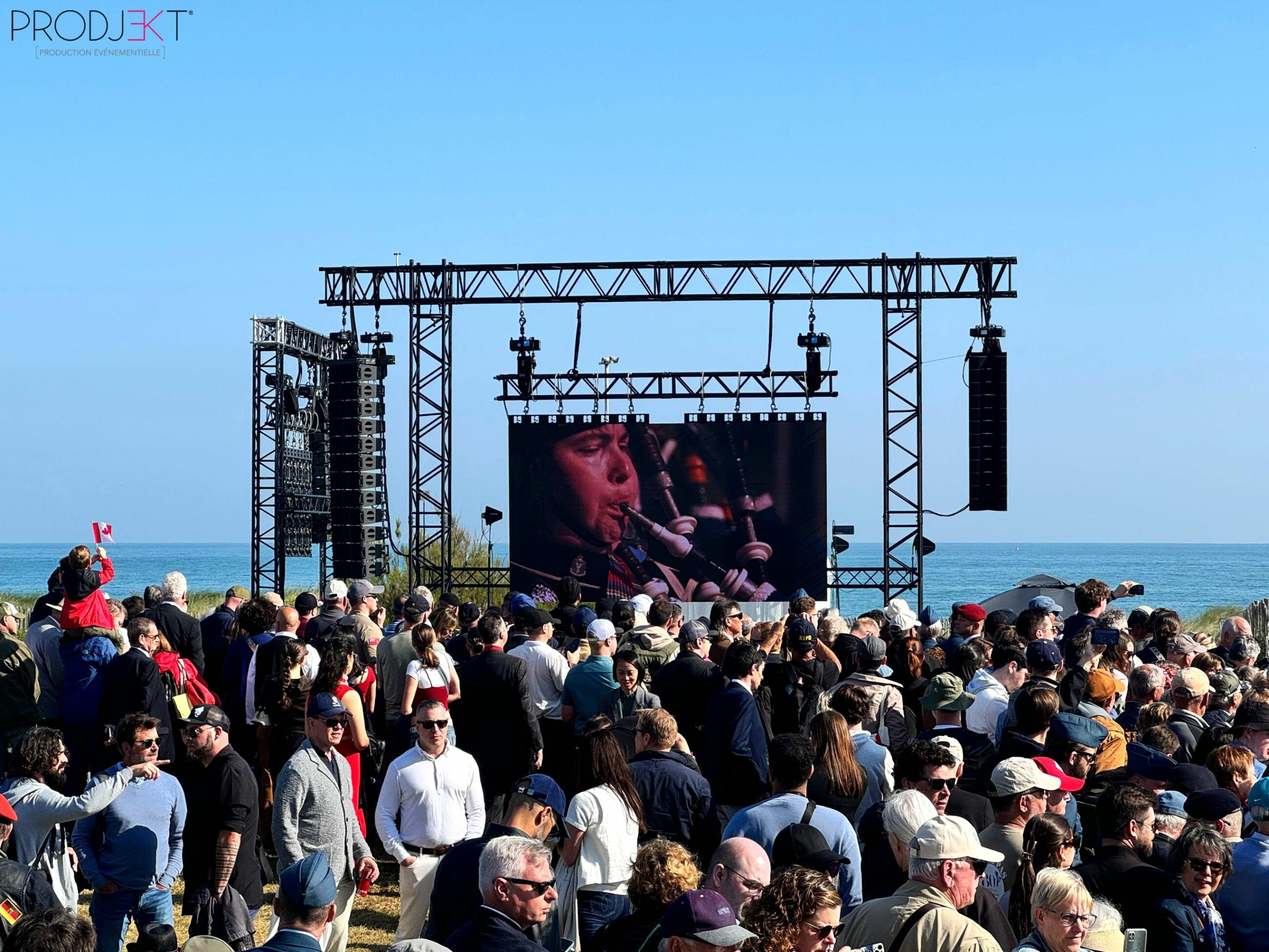 Écran LED et espace de cérémonie à Juno Beach
