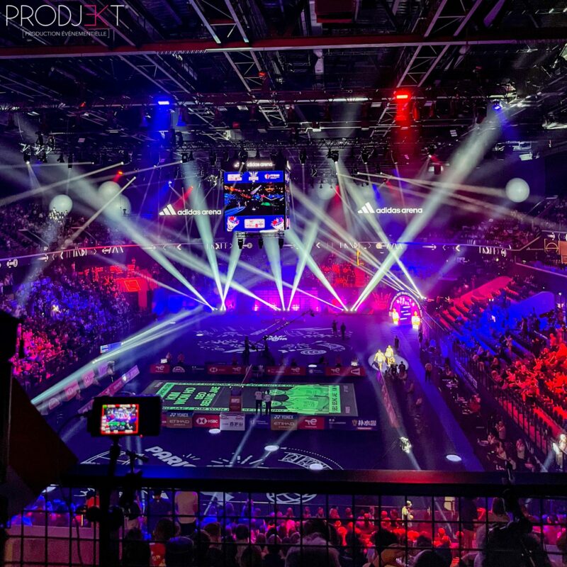 Terrains de badminton et tribunes sous un show lumière — BWF Mondiaux de Badminton 2025, Paris La Défense Arena (92)