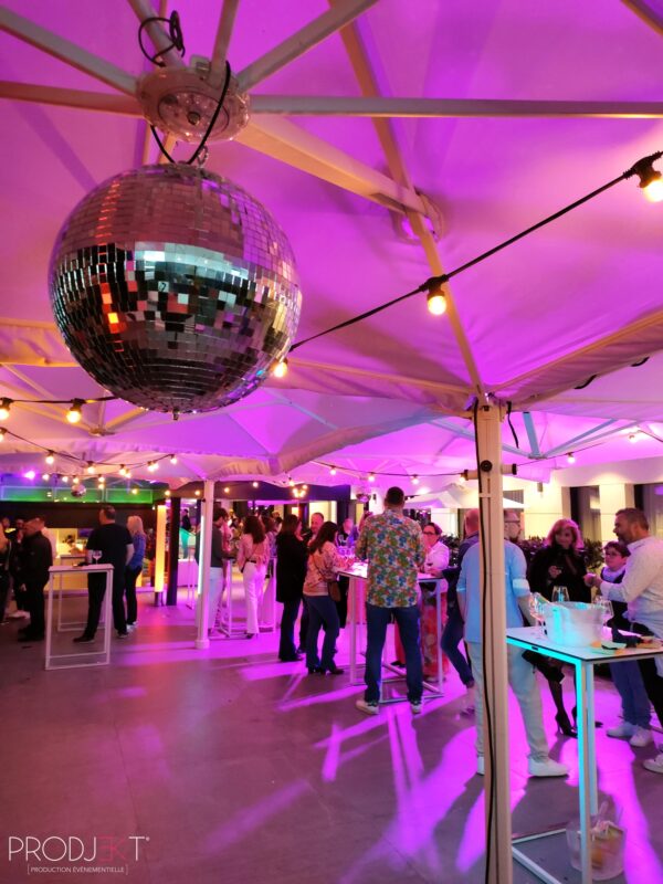 Ambiance guinguette événementielle en extérieur avec aménagement convivial