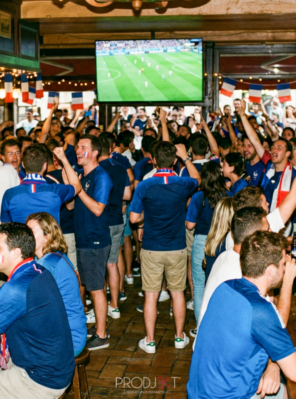 Aménagement bar et espace d’accueil pour retransmission sportive