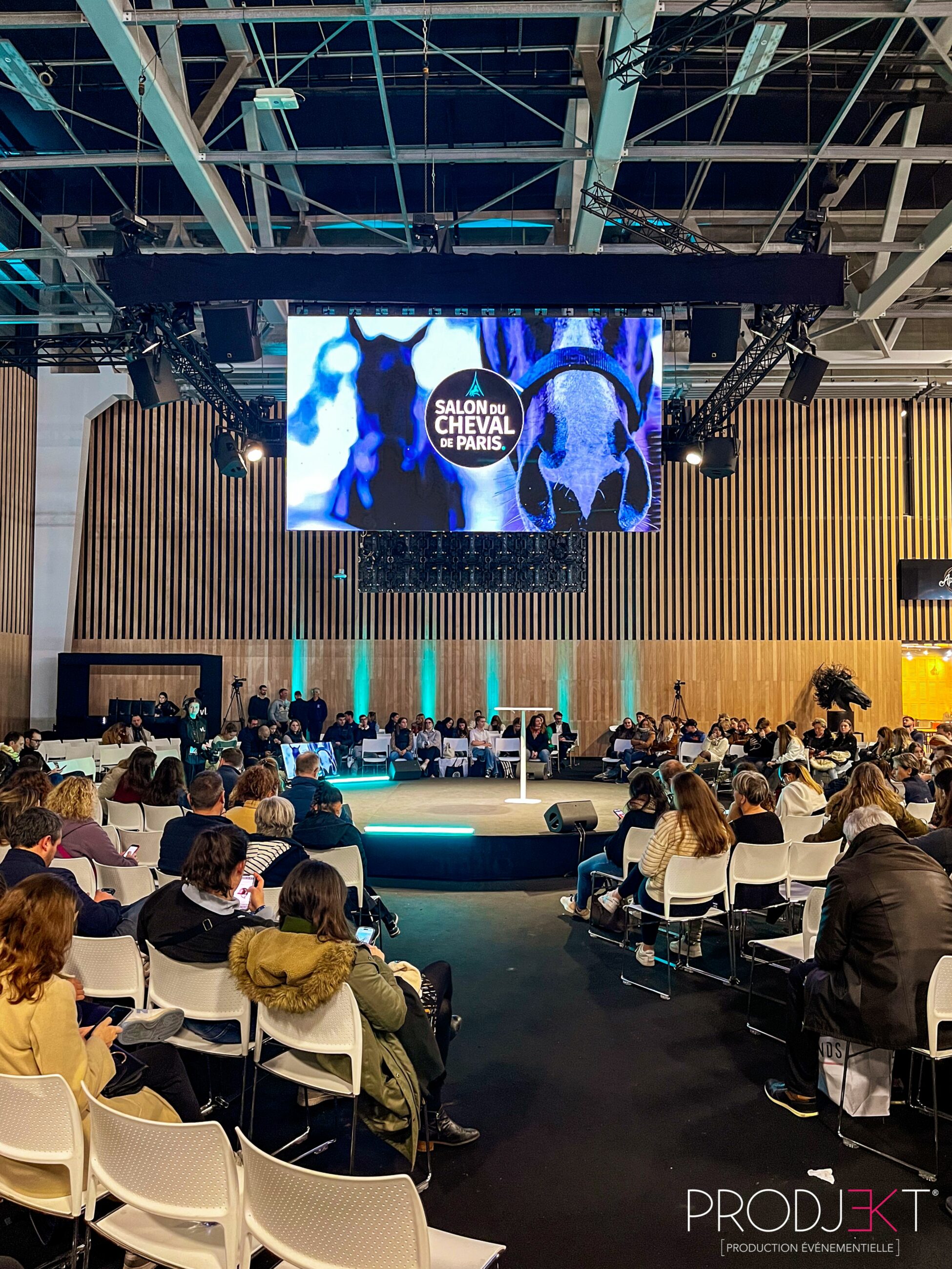 Écran LED et espace technique du Salon du Cheval de Paris 2024