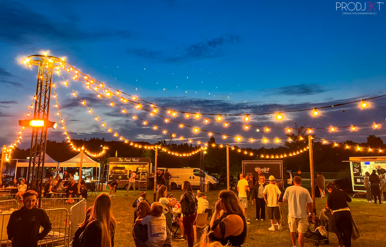 Guirlandes lumineuses et éclairage chaleureux pour une ambiance guinguette événementielle