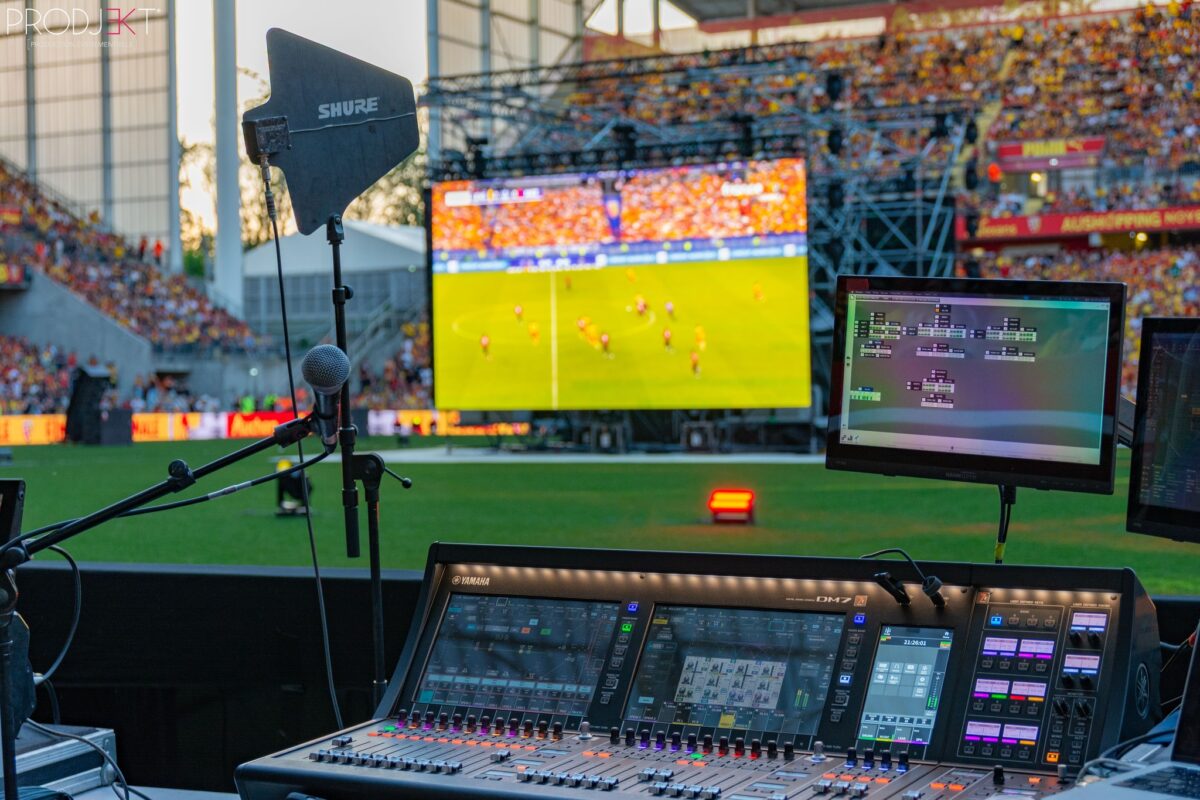 Régie technique face à l’écran géant du stade — Finale de la Coupe de France 2026, Bollaert-Delelis, Lens (62)